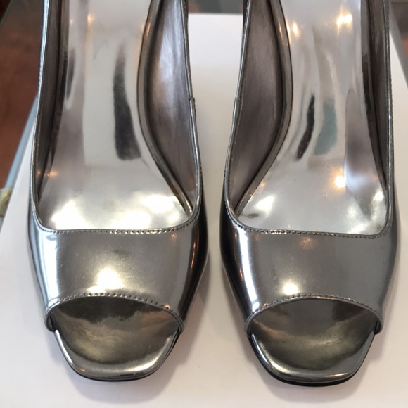 Guess by Marciano peep toe with wedge heel. Gunmetal colour. - Picture 2 of 7